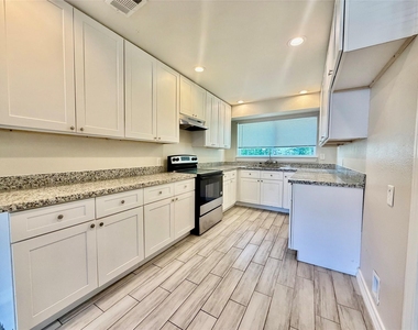 920 Vivian Ave - Photo Thumbnail 11