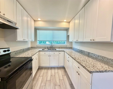 920 Vivian Ave - Photo Thumbnail 12