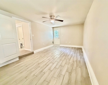 920 Vivian Ave - Photo Thumbnail 16