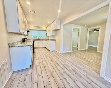 920 Vivian Ave - Photo Thumbnail 10