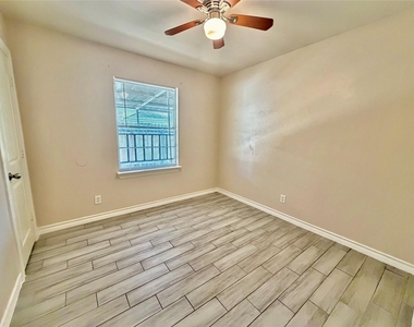 920 Vivian Ave - Photo Thumbnail 5
