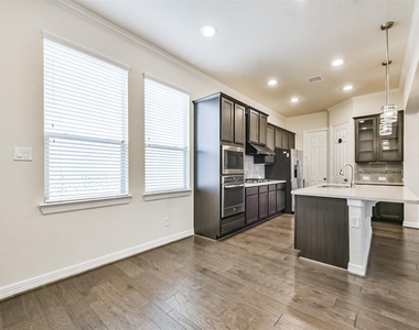 1504 Peyton Oaks Place - Photo Thumbnail 23