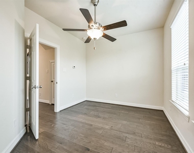 1504 Peyton Oaks Place - Photo Thumbnail 8