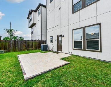 1504 Peyton Oaks Place - Photo Thumbnail 4