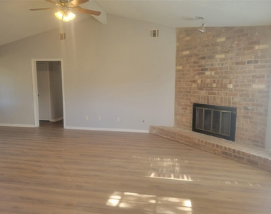 3046 Mosby Drive - Photo Thumbnail 5