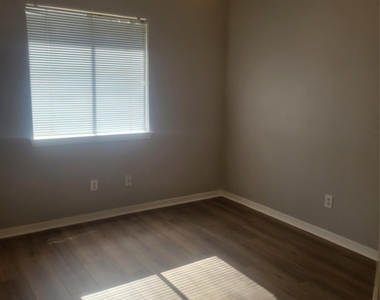 3046 Mosby Drive - Photo Thumbnail 12