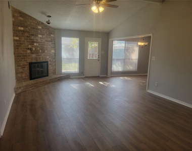 3046 Mosby Drive - Photo Thumbnail 4