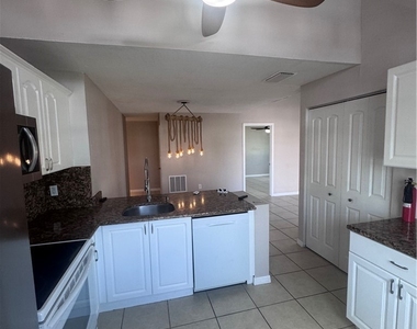 3421 Winkler Avenue - Photo Thumbnail 4