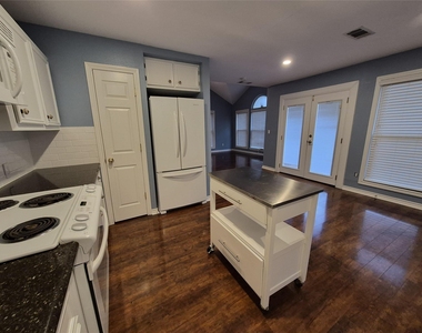 330 Holiday Lane - Photo Thumbnail 15