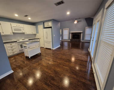330 Holiday Lane - Photo Thumbnail 8