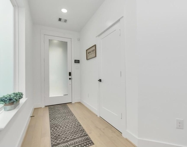 2722 Anita Street - Photo Thumbnail 3