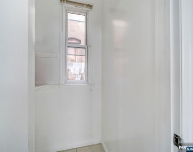 147 Huntington - Photo Thumbnail 4