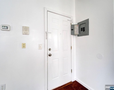 147 Huntington - Photo Thumbnail 3