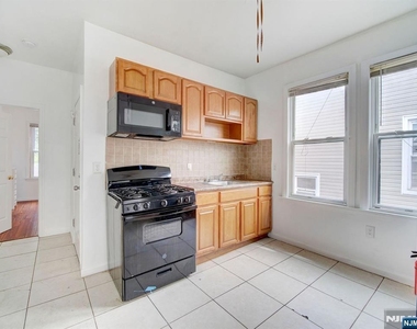 147 Huntington - Photo Thumbnail 7