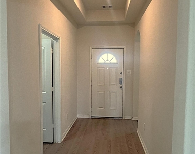 96 Jessica Drive - Photo Thumbnail 17