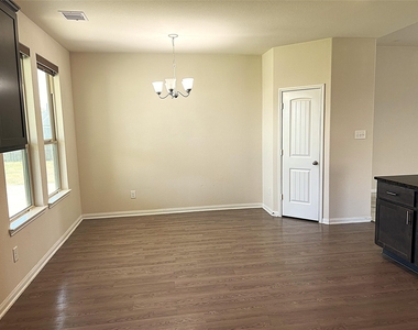 96 Jessica Drive - Photo Thumbnail 6