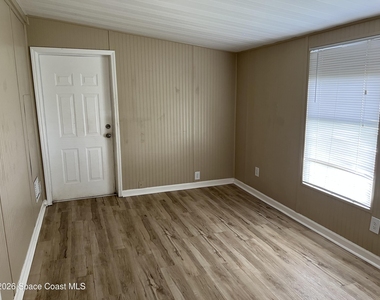 2395 Coconut Palm Drive Ne - Photo Thumbnail 7