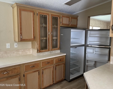 2395 Coconut Palm Drive Ne - Photo Thumbnail 3