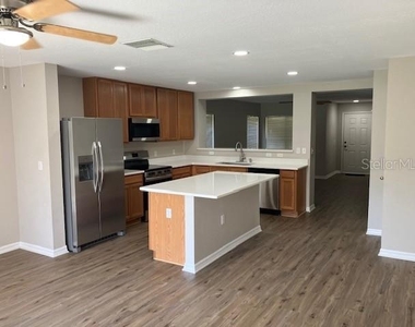6922 Hawthorne Trace Lane - Photo Thumbnail 3