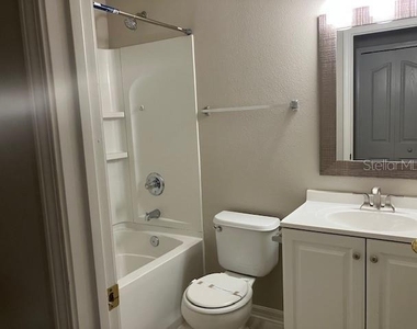 6922 Hawthorne Trace Lane - Photo Thumbnail 8