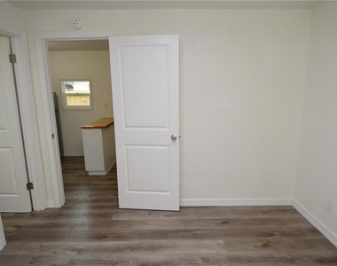 10934 N Boulevard - Photo Thumbnail 31