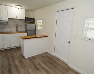 10934 N Boulevard - Photo Thumbnail 14
