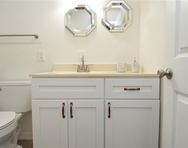 10934 N Boulevard - Photo Thumbnail 24