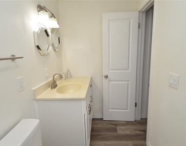 10934 N Boulevard - Photo Thumbnail 29