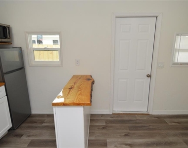 10934 N Boulevard - Photo Thumbnail 15