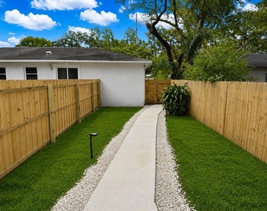 10934 N Boulevard - Photo Thumbnail 32