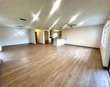 4205 Ne 7th Street - Photo Thumbnail 6