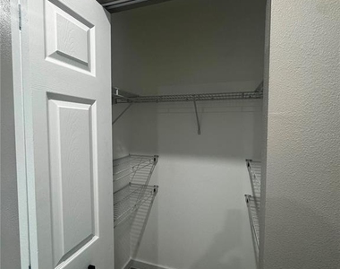 327 Avenue J Se - Photo Thumbnail 9