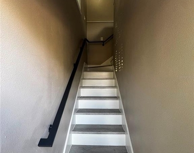 327 Avenue J Se - Photo Thumbnail 2