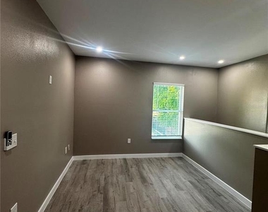 327 Avenue J Se - Photo Thumbnail 5