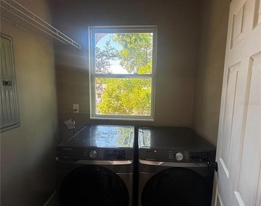 327 Avenue J Se - Photo Thumbnail 16