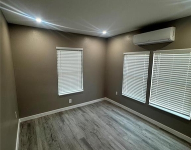 327 Avenue J Se - Photo Thumbnail 14
