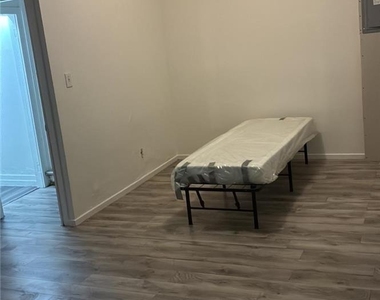406 Ridge Avenue - Photo Thumbnail 3