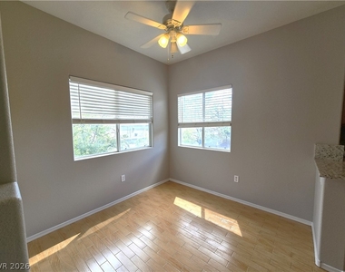 1050 E Cactus Avenue - Photo Thumbnail 8