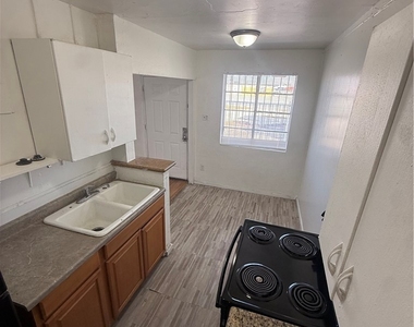 708 Jackson Avenue - Photo Thumbnail 4