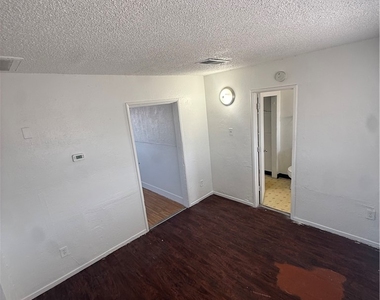 708 Jackson Avenue - Photo Thumbnail 13