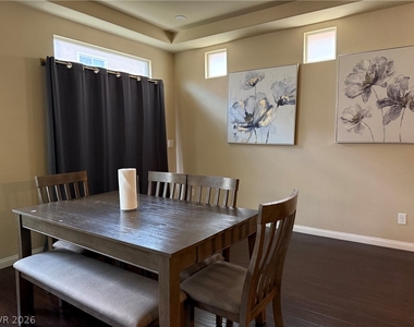 6073 Crown Palms Avenue - Photo Thumbnail 6