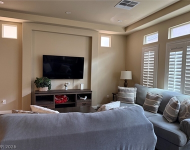 6073 Crown Palms Avenue - Photo Thumbnail 5