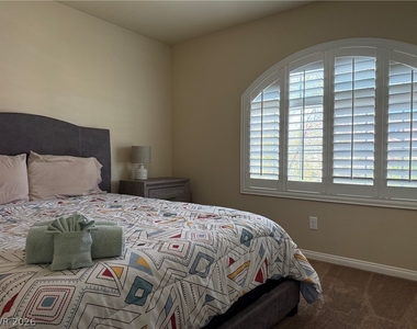 6073 Crown Palms Avenue - Photo Thumbnail 21