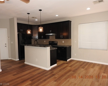 8416 Viansa Loma Avenue - Photo Thumbnail 6