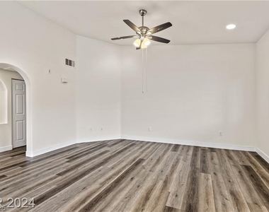 352 Amber Pine Street - Photo Thumbnail 8