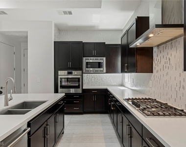 47 Pristine Glen Street - Photo Thumbnail 10