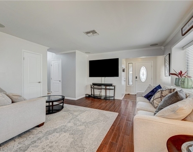 2064 Waverly Circle - Photo Thumbnail 7
