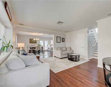 2064 Waverly Circle - Photo Thumbnail 10