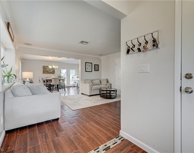 2064 Waverly Circle - Photo Thumbnail 6