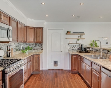 2064 Waverly Circle - Photo Thumbnail 13